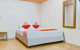 Oyo 90923 Makassar Cottage